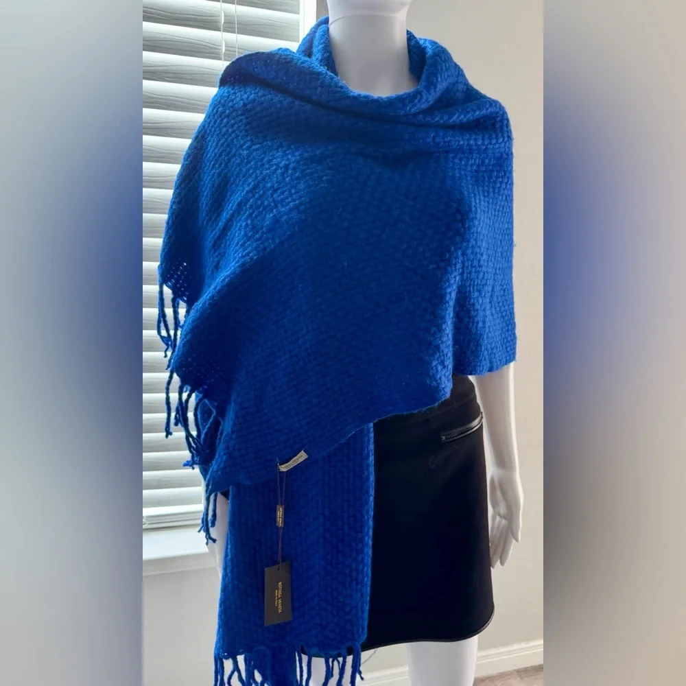 Bottega Veneta Scarf with fringe. A voluminous Bottega Veneta scarf
